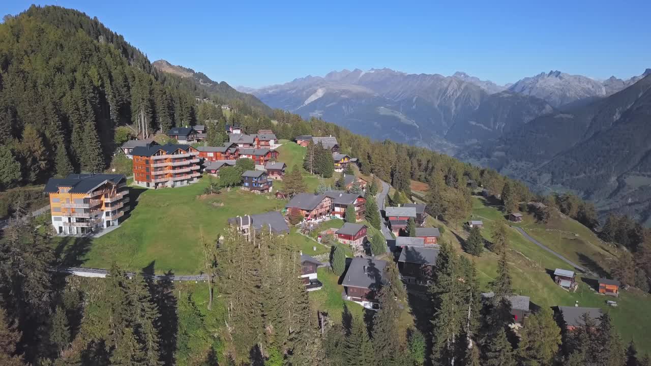 鸟瞰Riederalp，瑞士瓦莱州的无车山村。视频下载