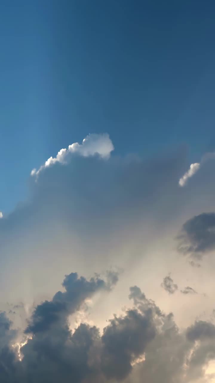 暴风雨云与日落天空背景视频素材