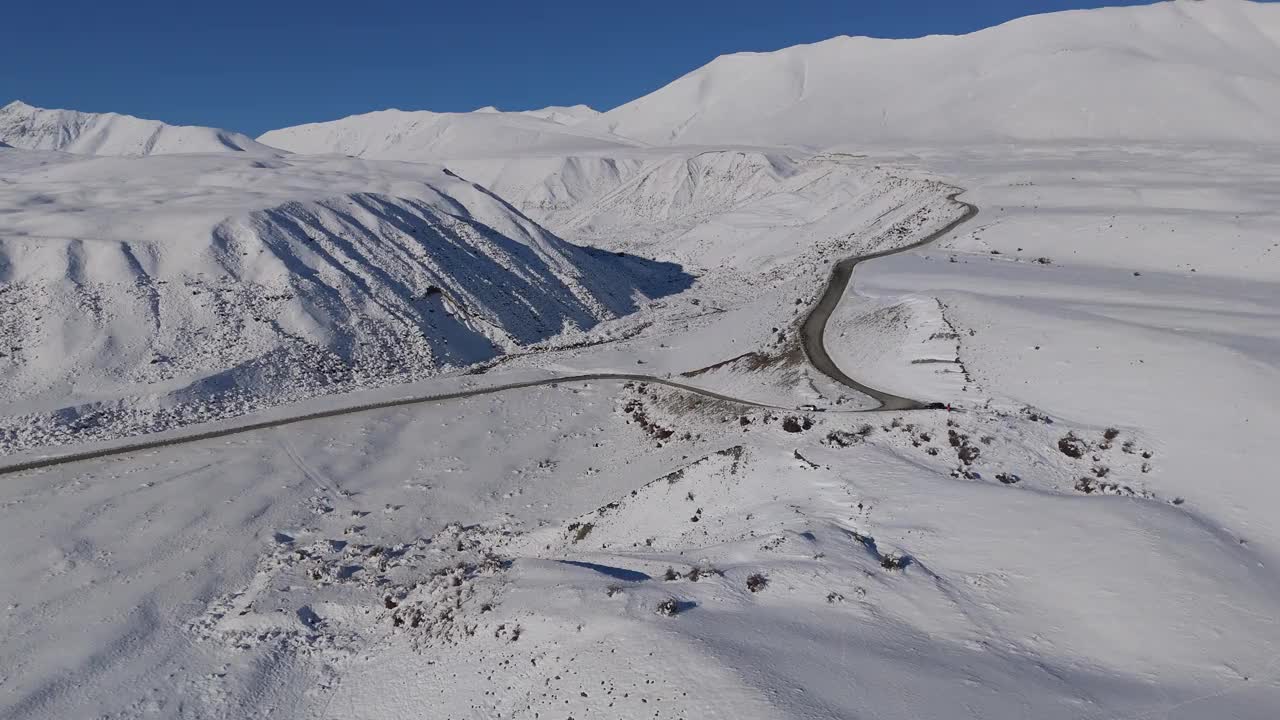 白雪皑皑的湖岸，踏过的小径通向湖边视频素材