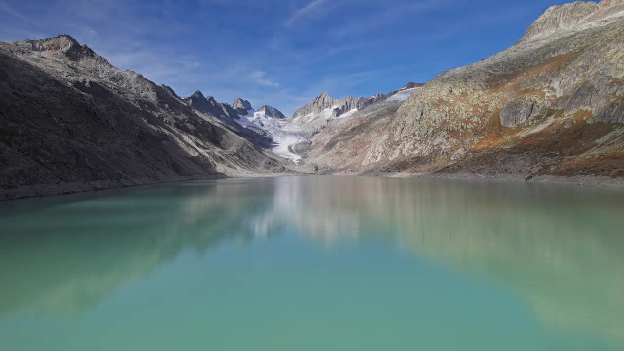 鸟瞰奥伯aar湖(Oberaarsee)和上Aare冰川(Oberaargletscher)，瑞士。从30帧/秒加速2倍。视频下载