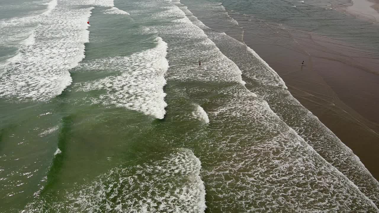 这是沙滩的鸟瞰图。海浪拍击着海岸。这段视频是欣赏自然的完美例子。视频下载