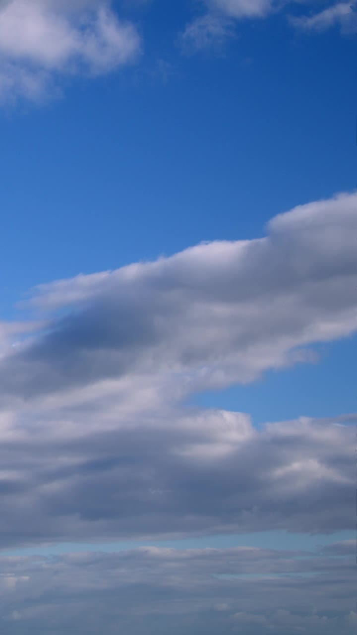 视频显示，天空中浅色的云(主要是白色的)和深色的云(主要是灰色的)形成了鲜明的对比。视频下载