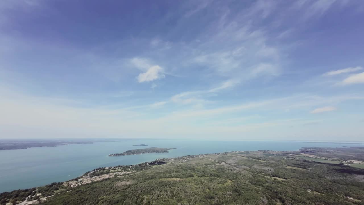 无人机在乡村上空飞行视频素材