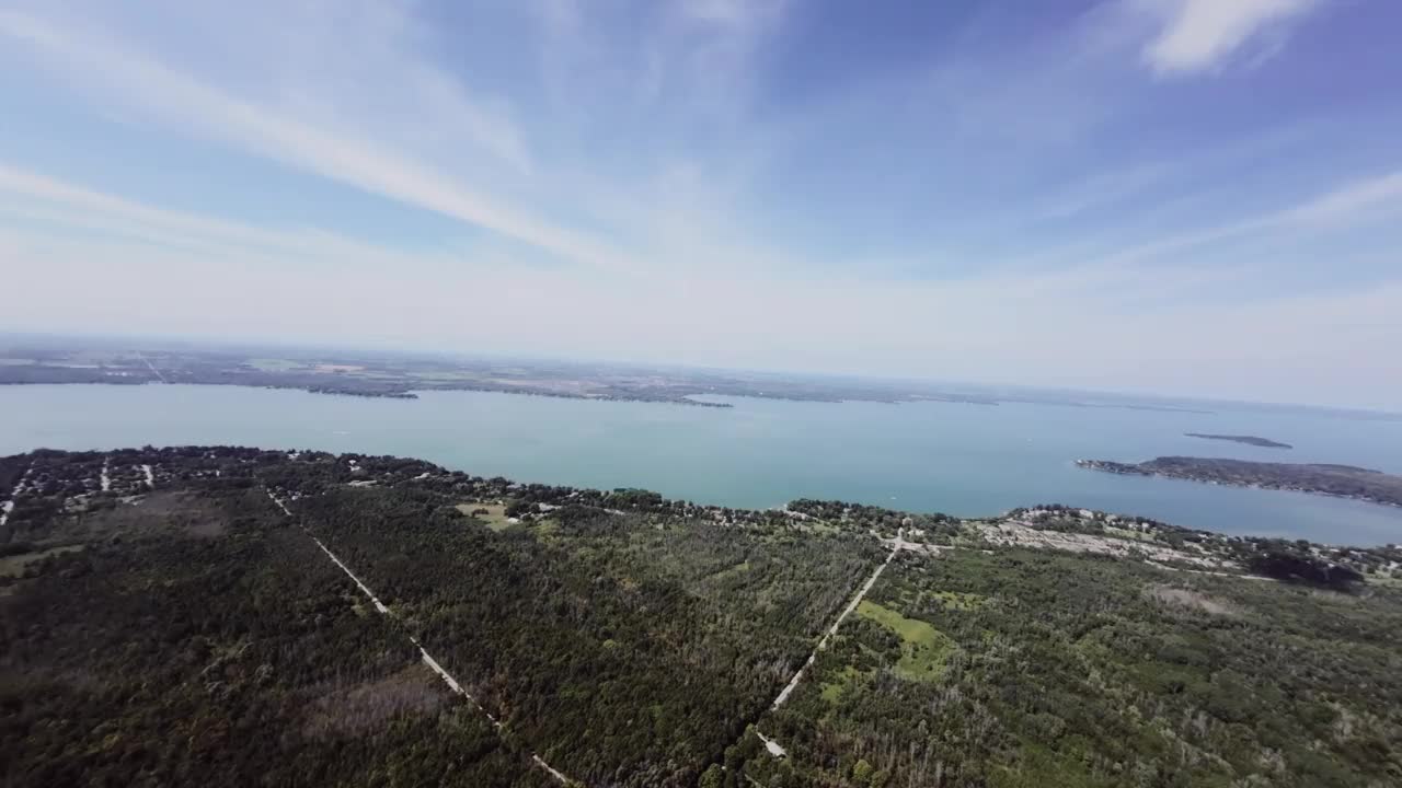 无人机在乡村上空飞行视频素材