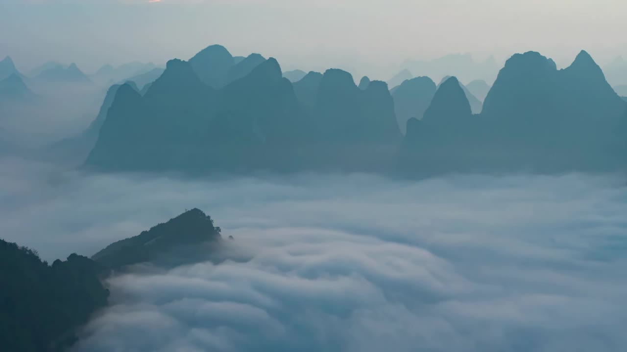 日出露出云海上的山峰视频下载