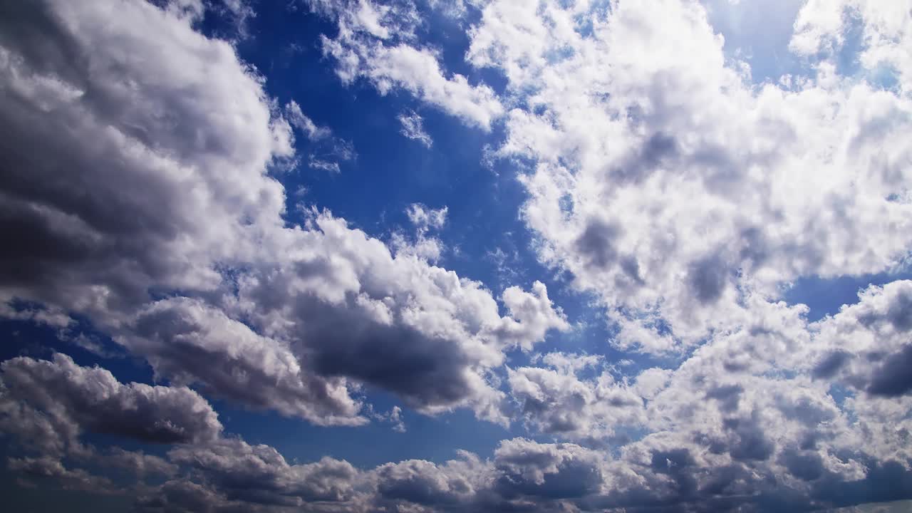 雨云在天空中移动得非常快视频下载