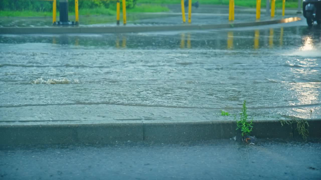 暴雨过后，城市街道上的汽车被雨水淹没视频下载