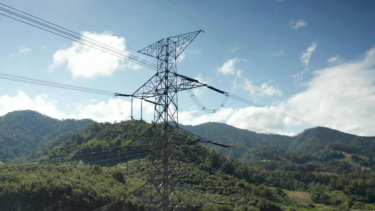 传输塔或电力塔鸟瞰图与天空背景。视频下载