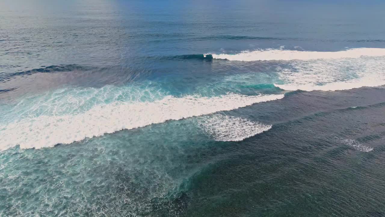 海洋和完美的海浪与骑冲浪者。无人机拍摄的风景海景视频下载