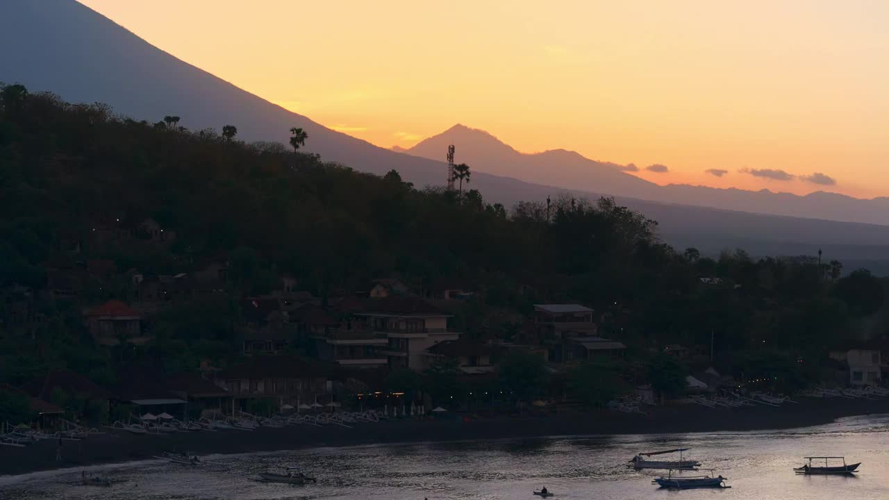 海洋海岸线和火山山在明亮的日落。无人机拍摄的巴厘岛阿米德视频下载