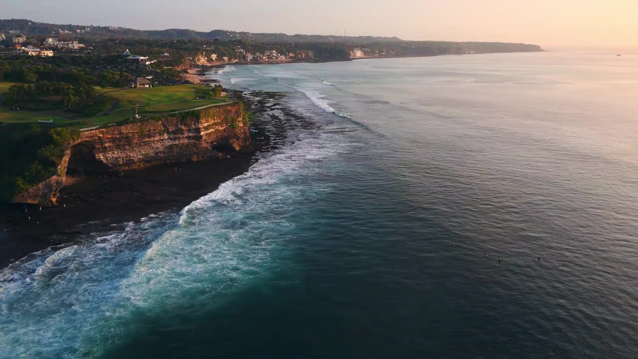 巴厘岛海岸线有海洋，波浪和日落的色调。无人机的观点视频下载