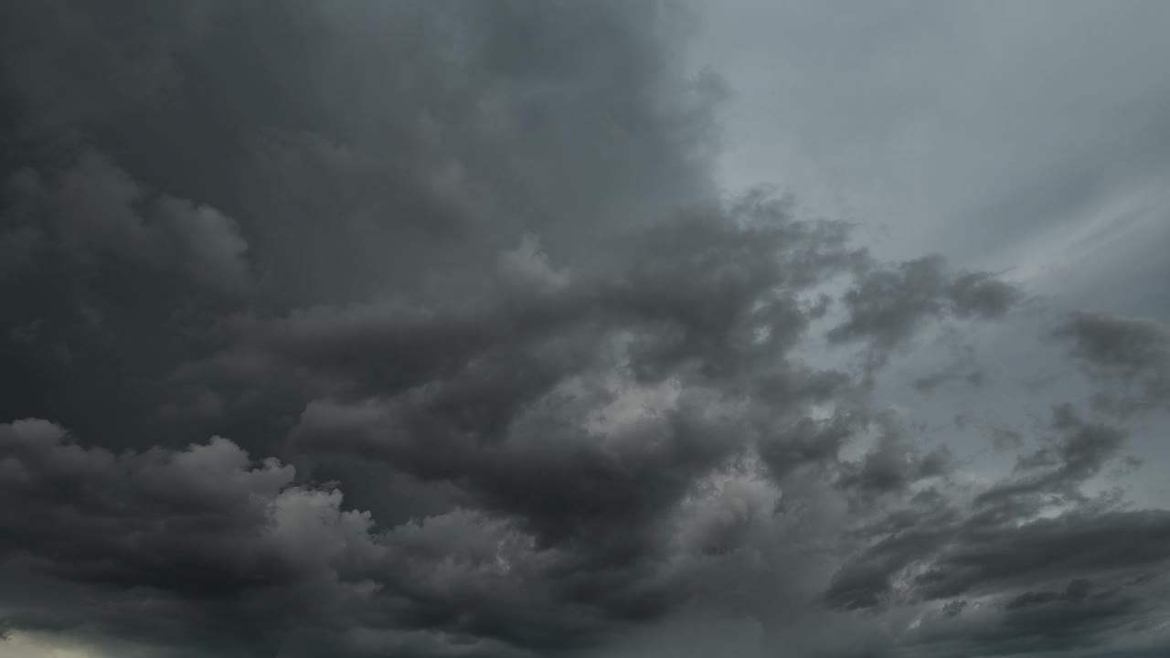 乌云密布的天空，乌云密布，预示着暴雨或雷暴即将来临。视频下载