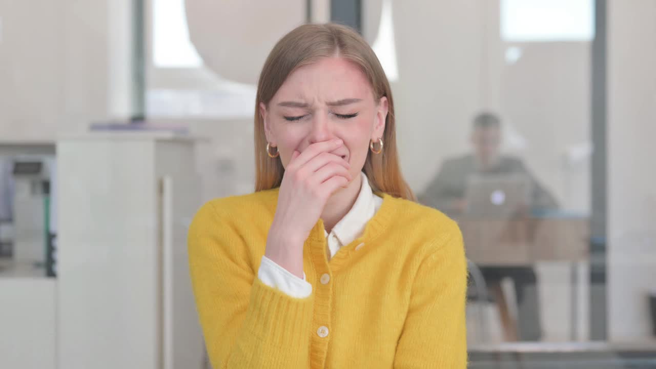 哭泣的年轻女子悲伤的肖像视频下载