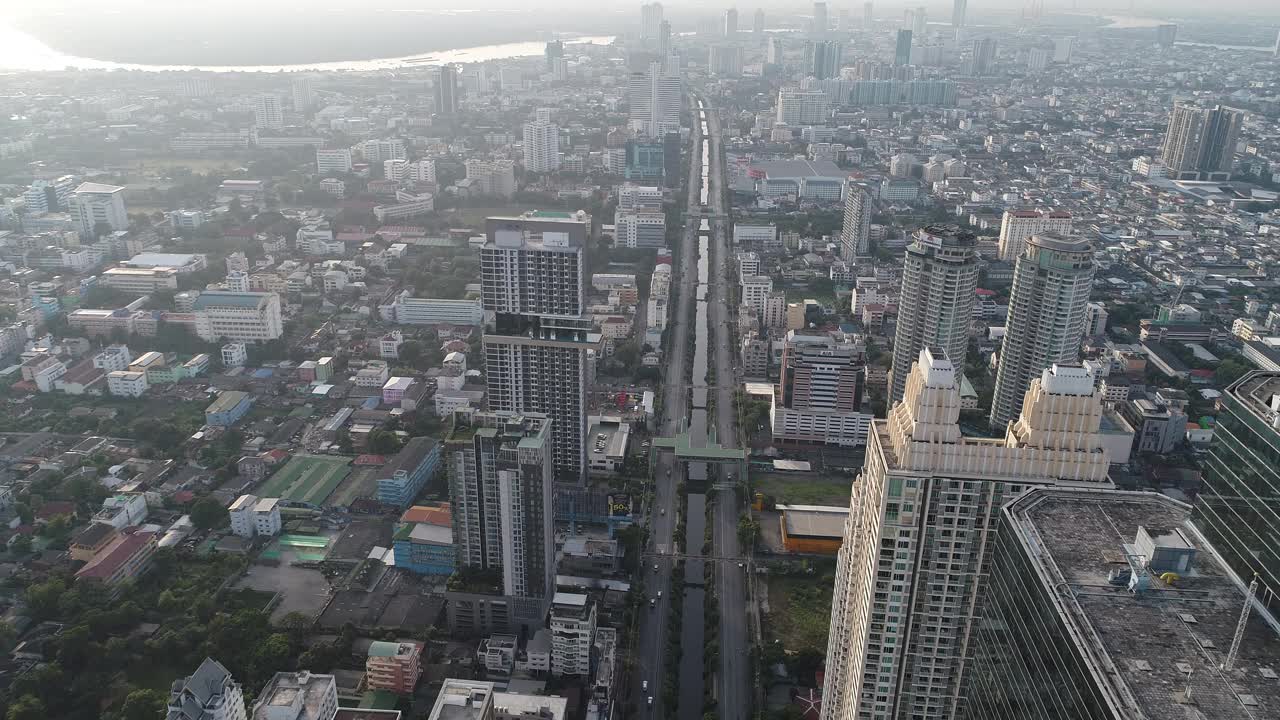 鸟瞰现代办公大楼城市公园萨顿西隆视频素材