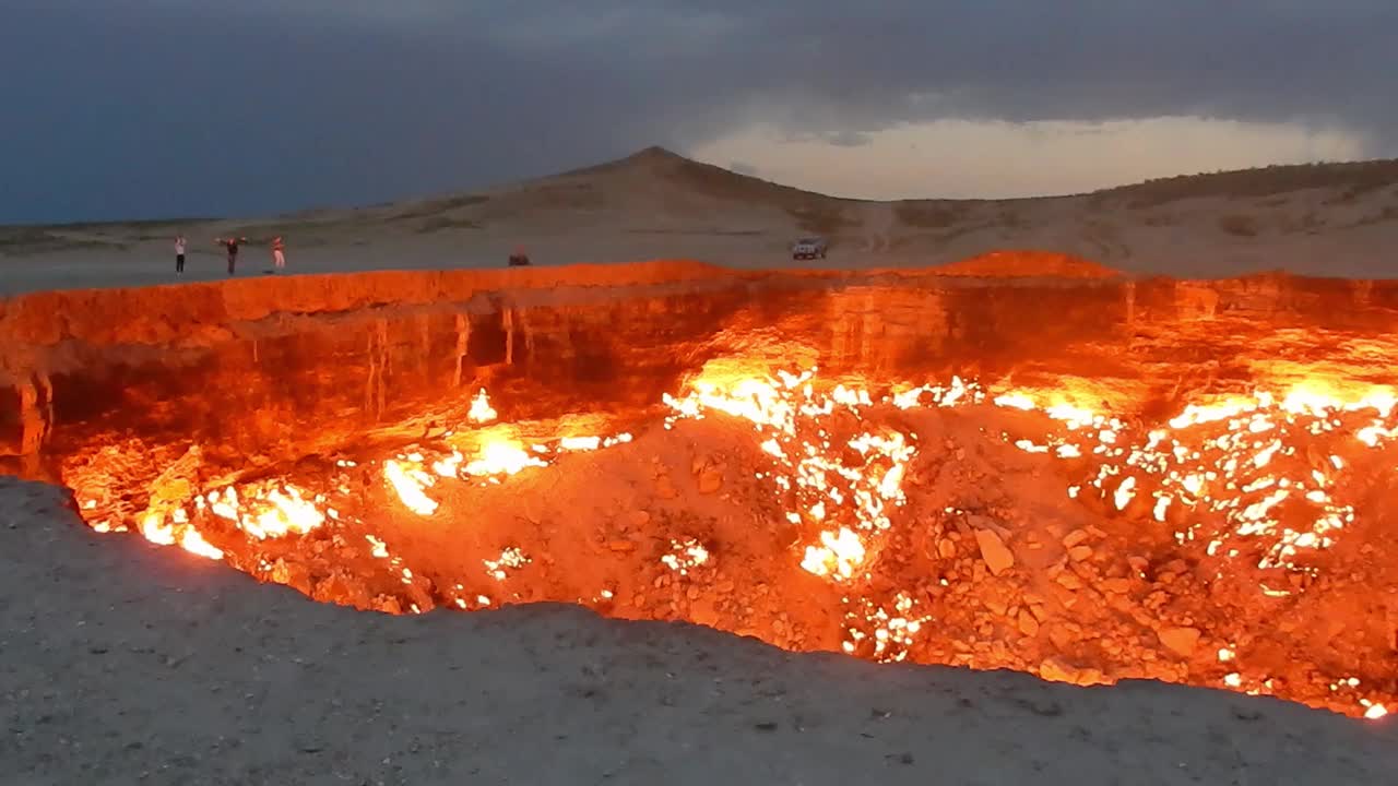 达尔瓦扎火山口又名土库曼斯坦的地狱之门视频下载