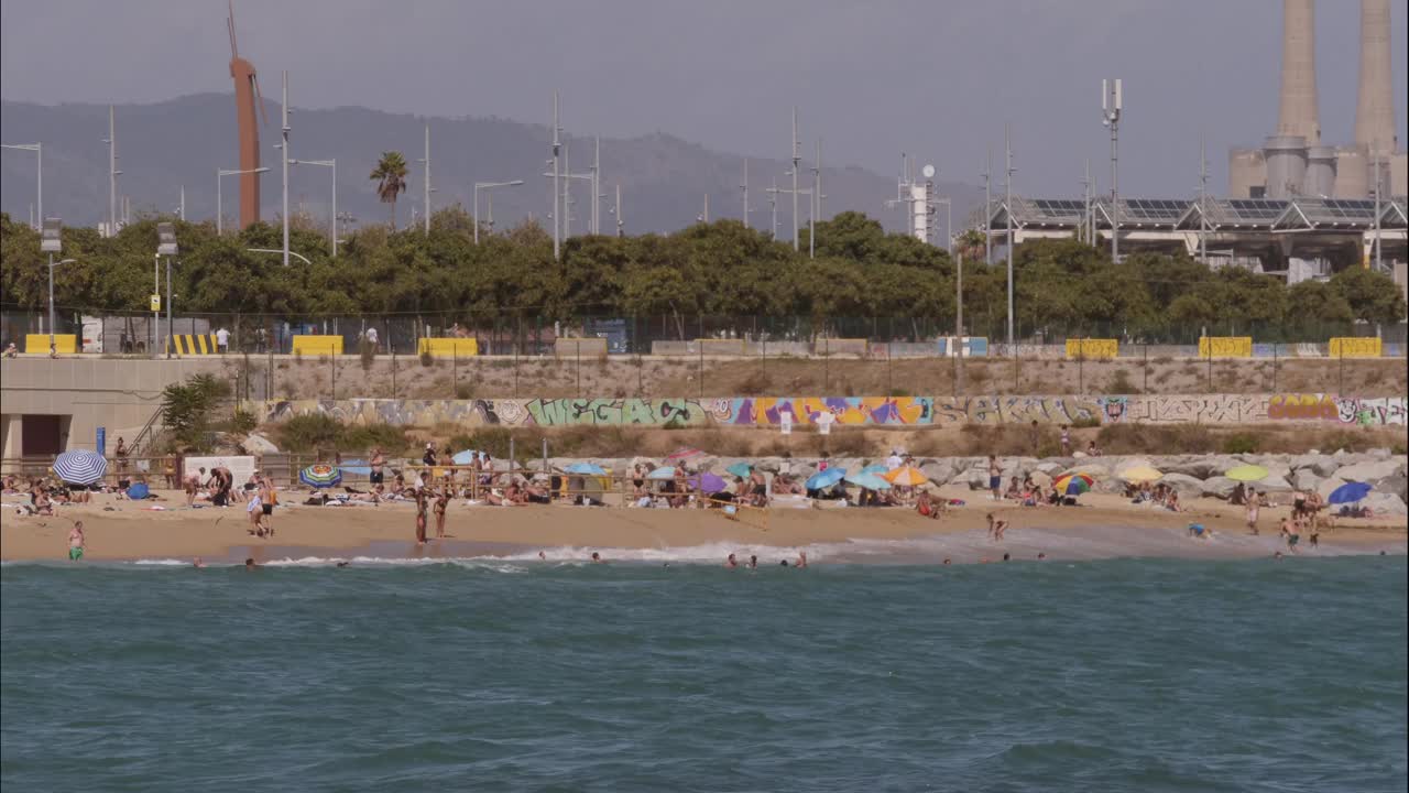 码头旁的海滩日。视频素材