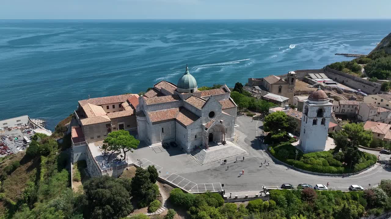 海滨教堂鸟瞰图和夏日阳光下的风景视频下载