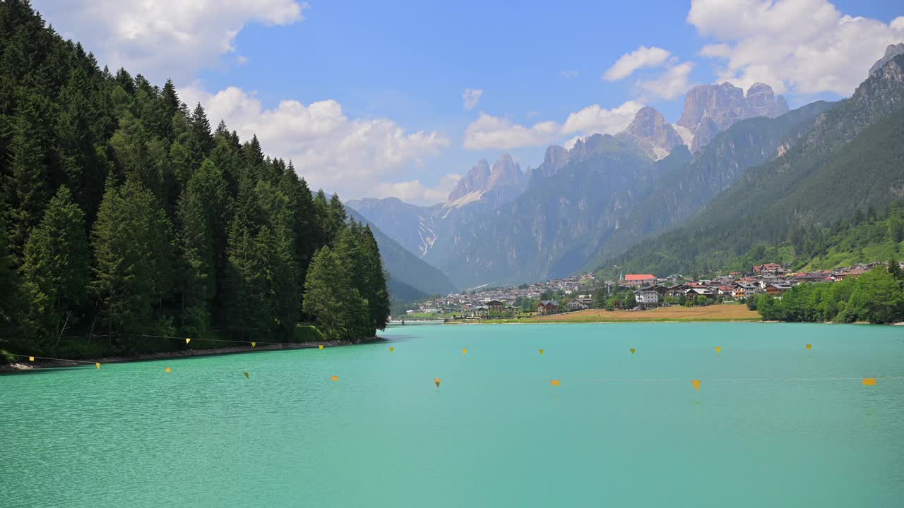 Auronzo Di Cadore，意大利。夏日绿松石湖，山林环抱视频下载