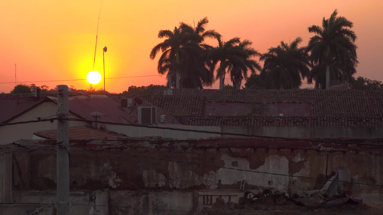 太阳在屋顶上的地平线上视频下载