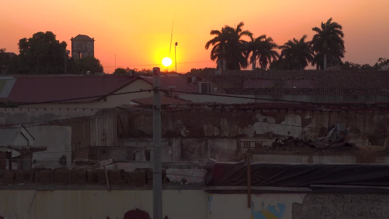 太阳在屋顶上的地平线上视频下载