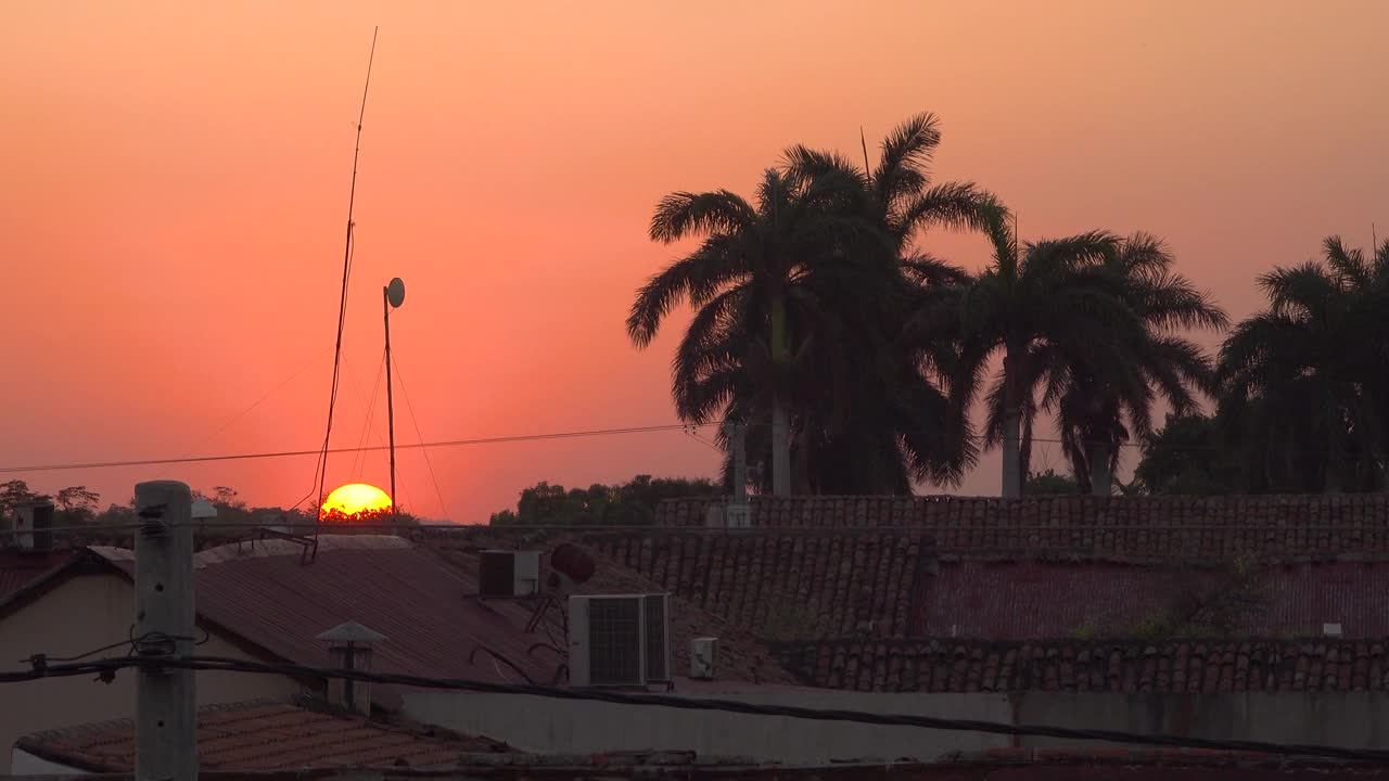 太阳在屋顶上的地平线上视频下载