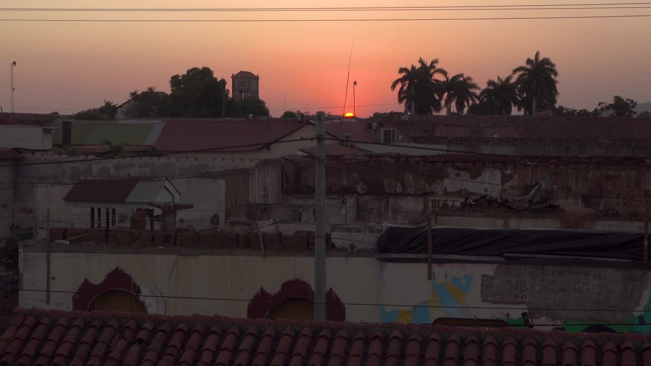 太阳在屋顶上的地平线上视频下载