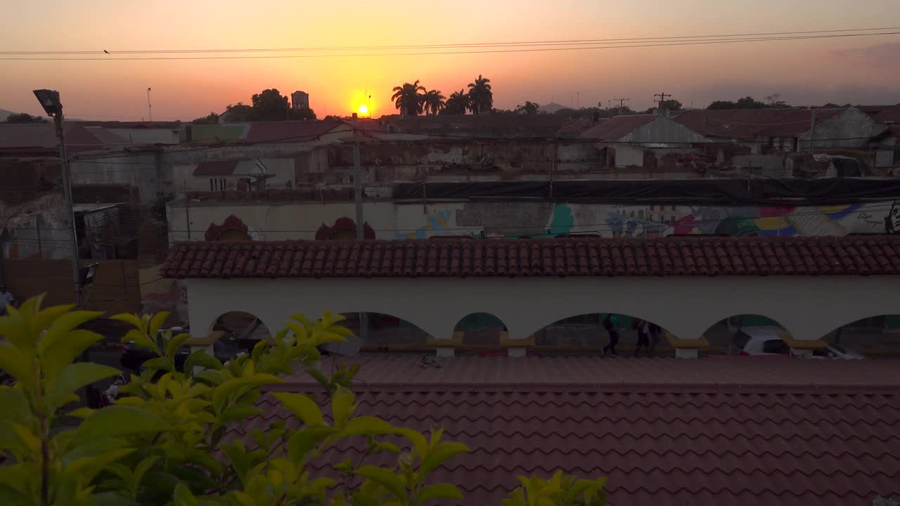 太阳在屋顶上的地平线上视频素材