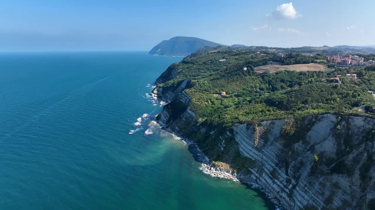 海岸悬崖和日出时绿松石般的海水在一个令人惊叹的海边位置视频下载