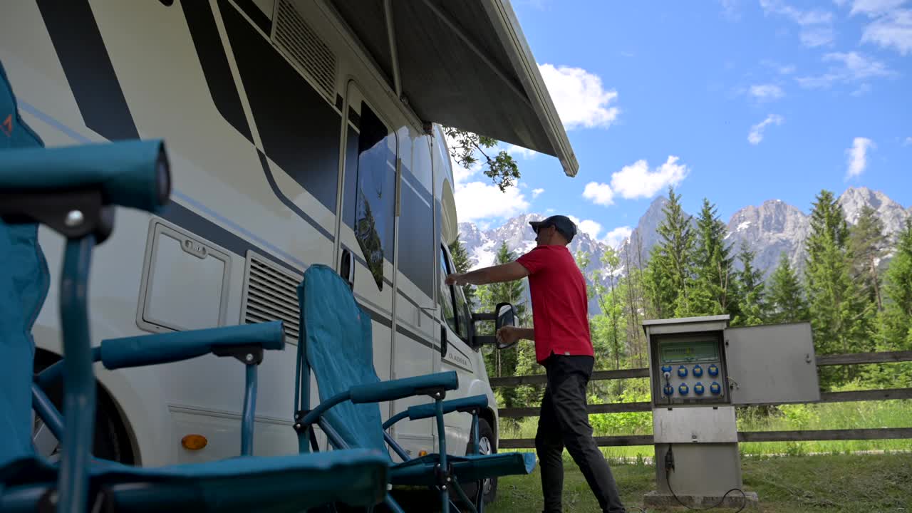 夏天在美丽的山间露营地搭建房车遮阳篷视频下载