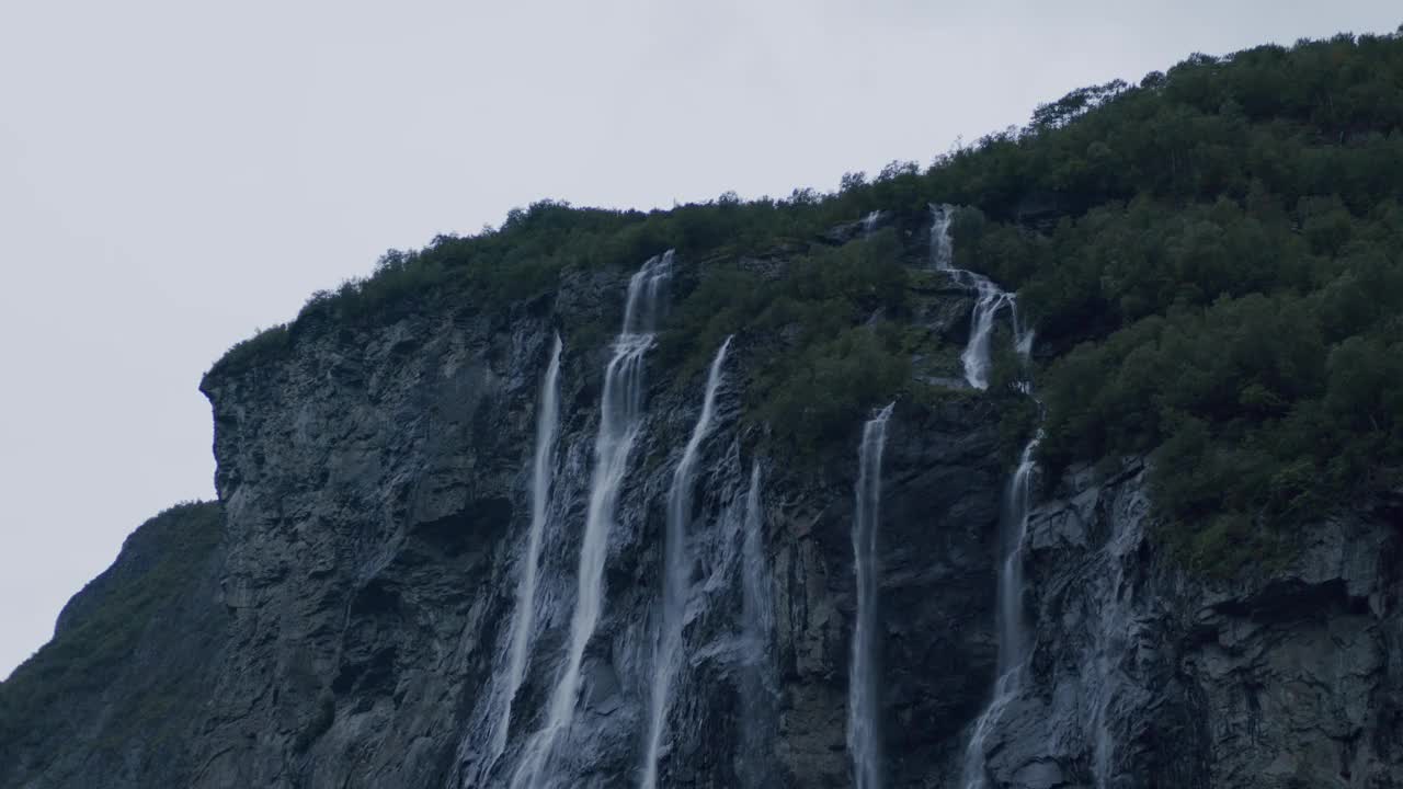 七姐妹瀑布从陡峭的悬崖上倾泻而下，流入挪威的盖朗格峡湾视频素材