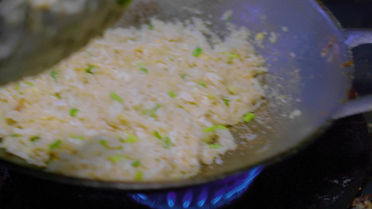 大葱炒饭配蟹肉和鸡蛋的特写镜头，在传统的亚洲厨房里烹饪，准备烹饪泰国传统街头小吃视频下载