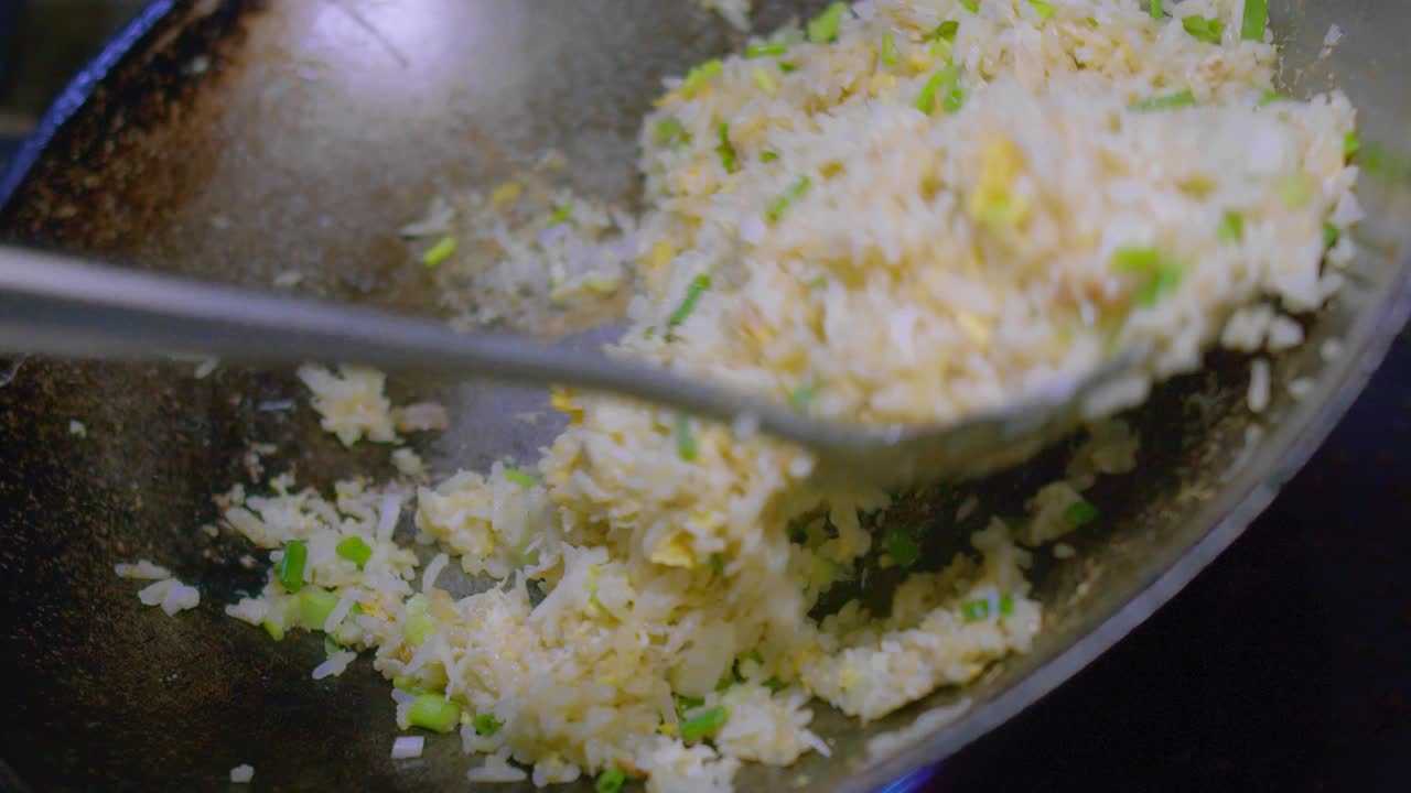 大葱炒饭配蟹肉和鸡蛋的特写镜头，在传统的亚洲厨房里烹饪，准备烹饪泰国传统街头小吃视频素材