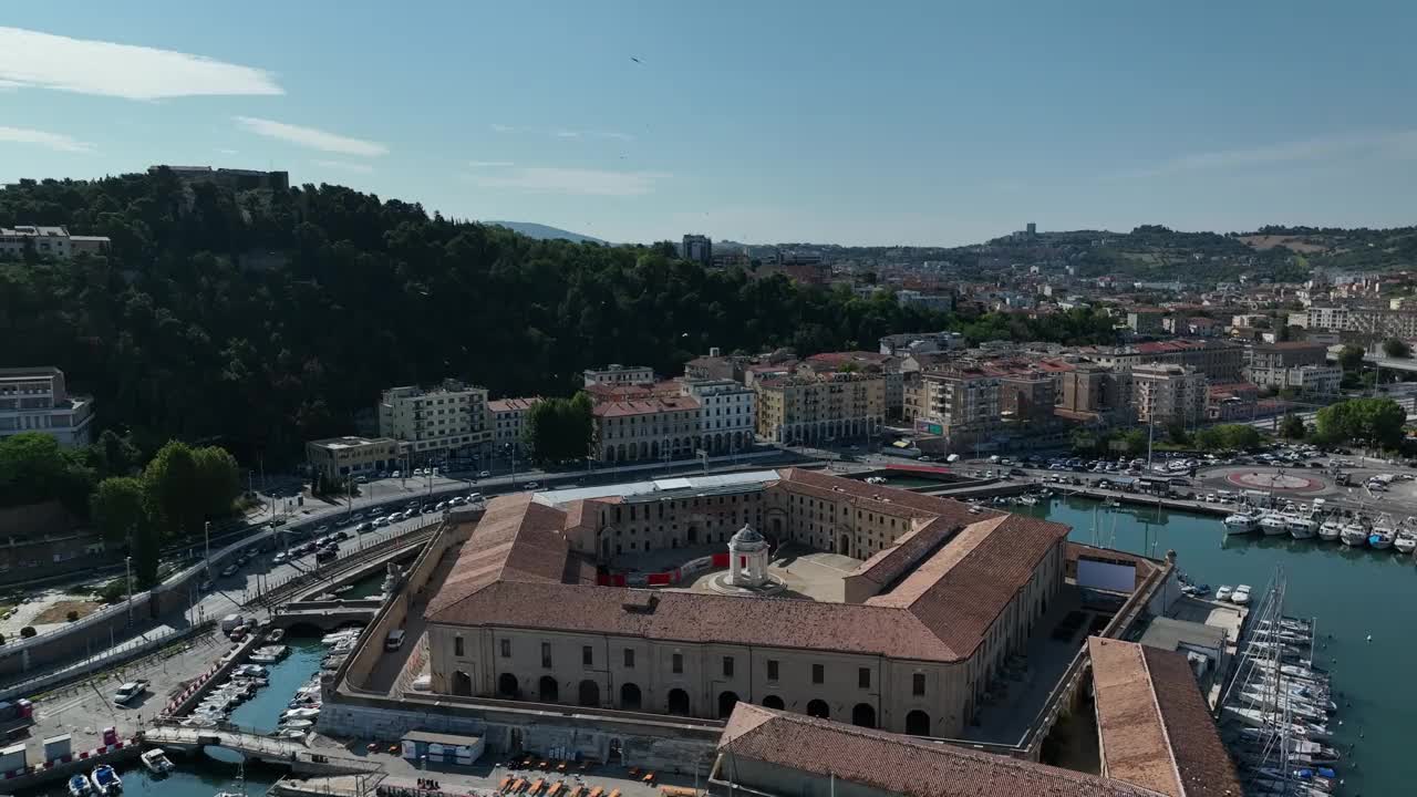 探索历史悠久的港口地区，欣赏日落时码头的壮丽景色视频下载