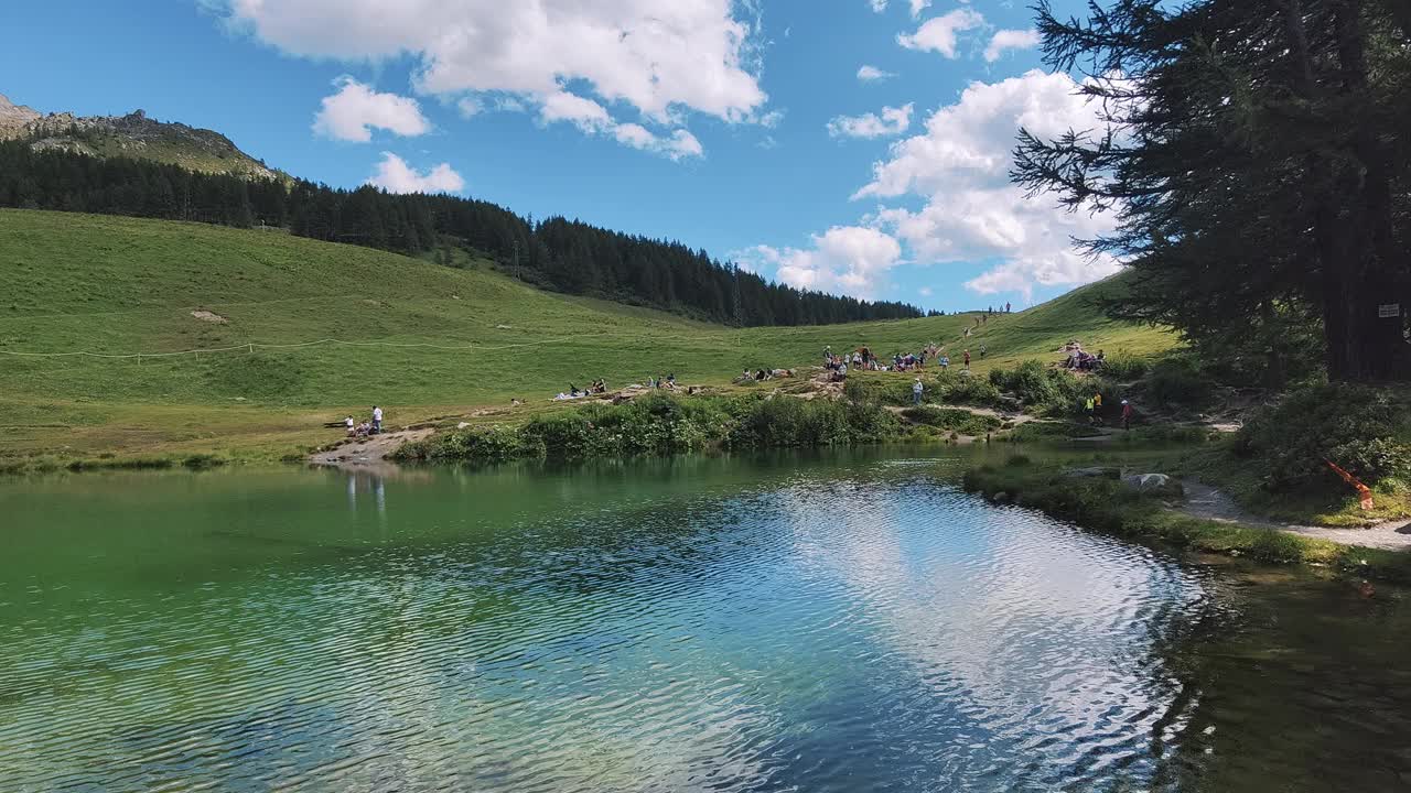 宁静的山间湖，游客在大自然中享受夏日休闲视频下载