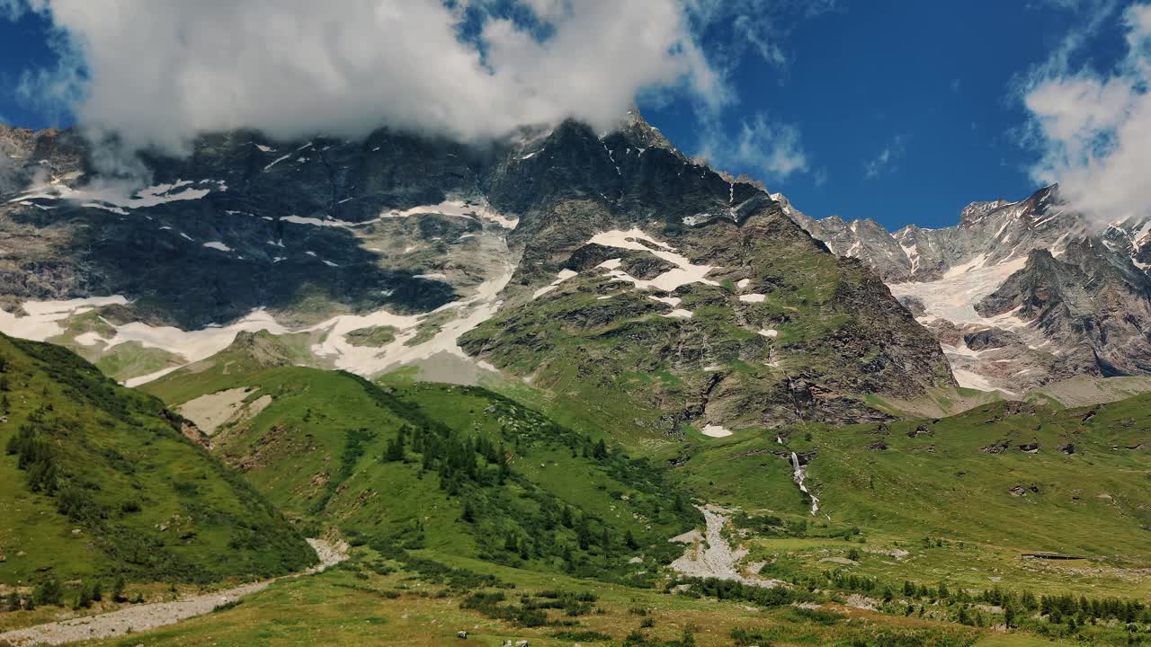 雄伟的山景，湛蓝的天空和郁郁葱葱的绿色山谷视频素材