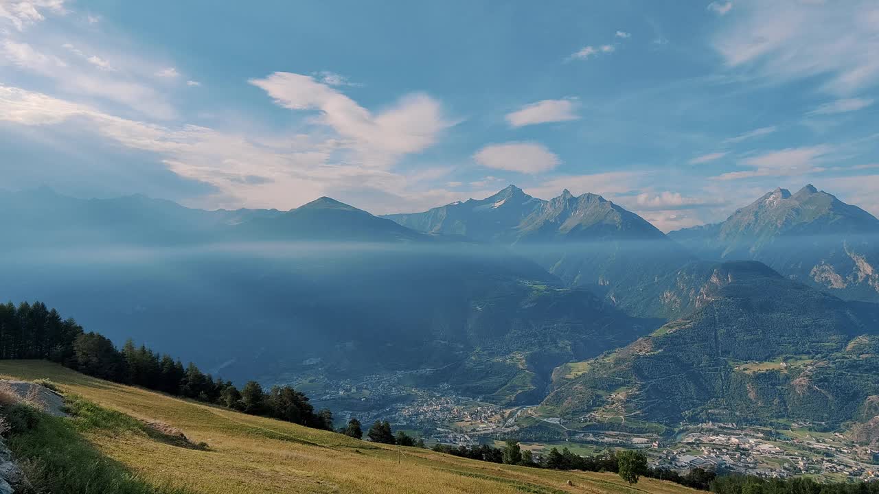 雄伟的高山景观，青翠的山谷和高耸的山峰视频素材