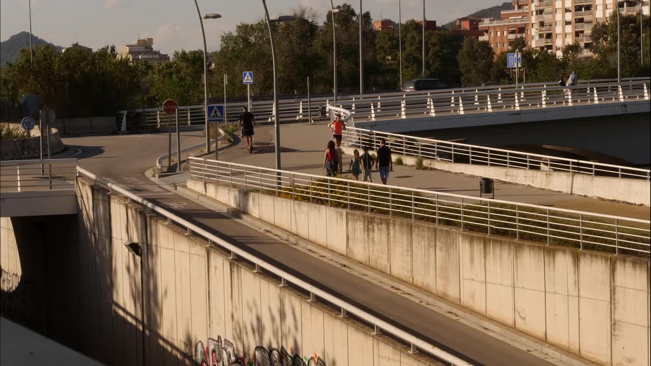 人们走在桥上，背景是高速公路视频下载