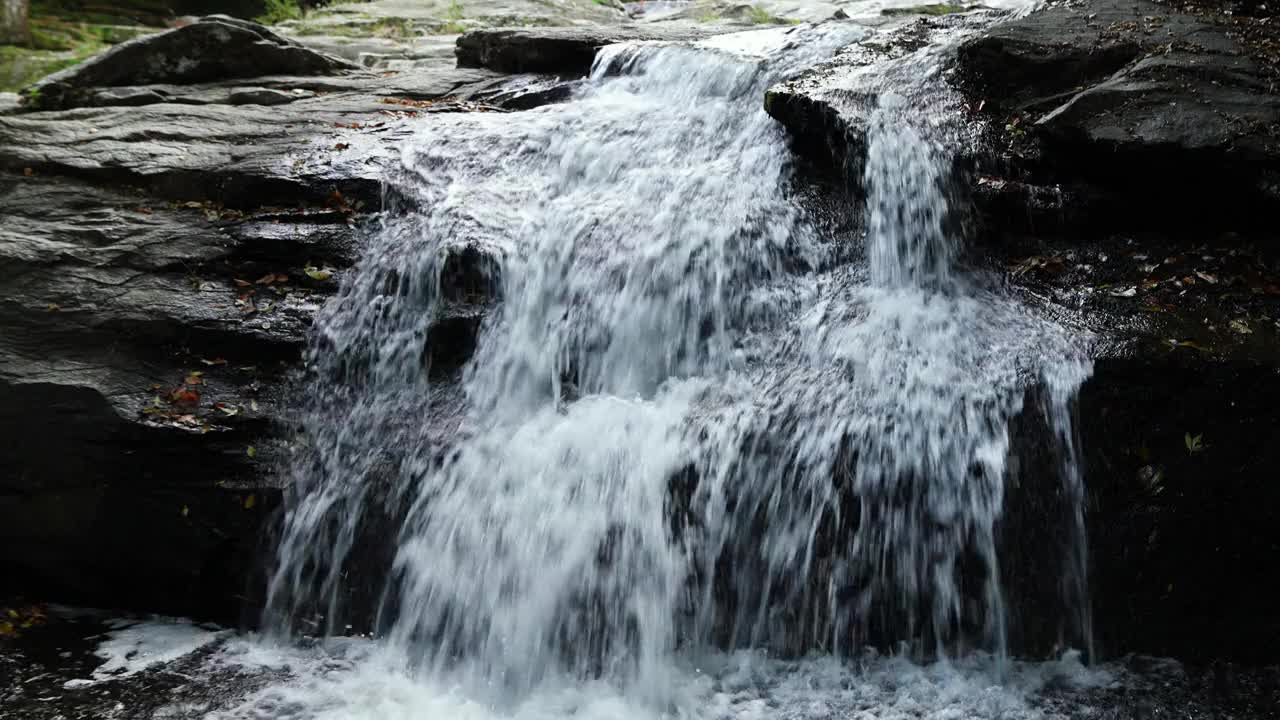 瀑布正从岩石峭壁上流下来视频素材