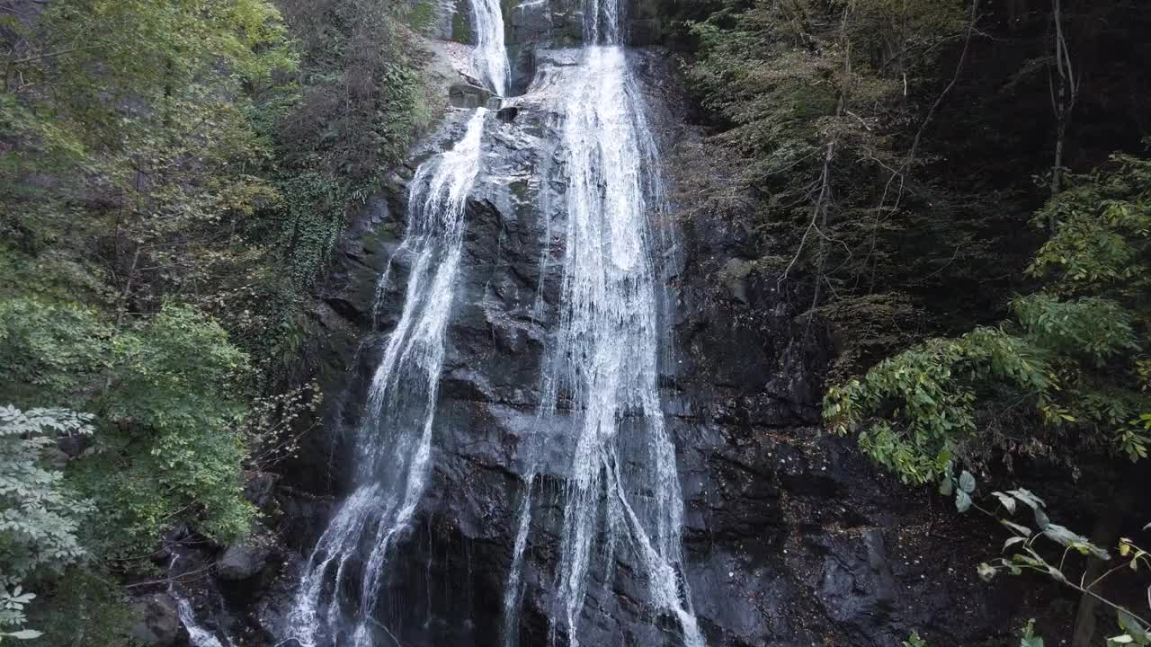 瀑布正从岩石峭壁上流下来视频素材