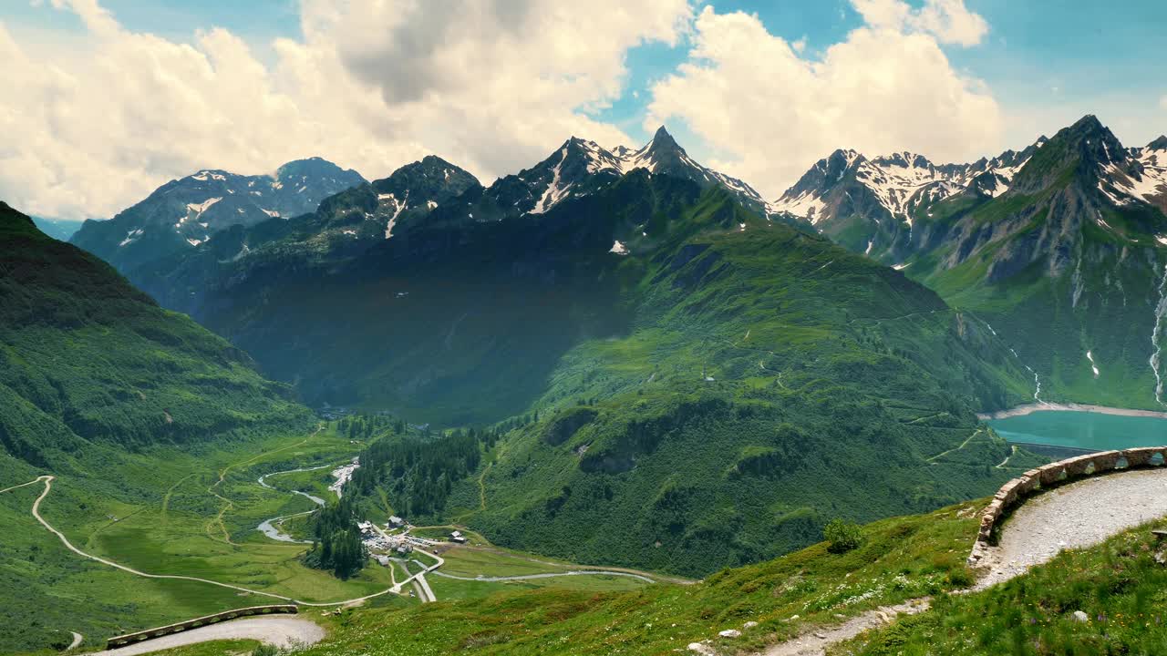 雄伟的高山景观，蜿蜒的道路和郁郁葱葱的绿色山谷视频素材