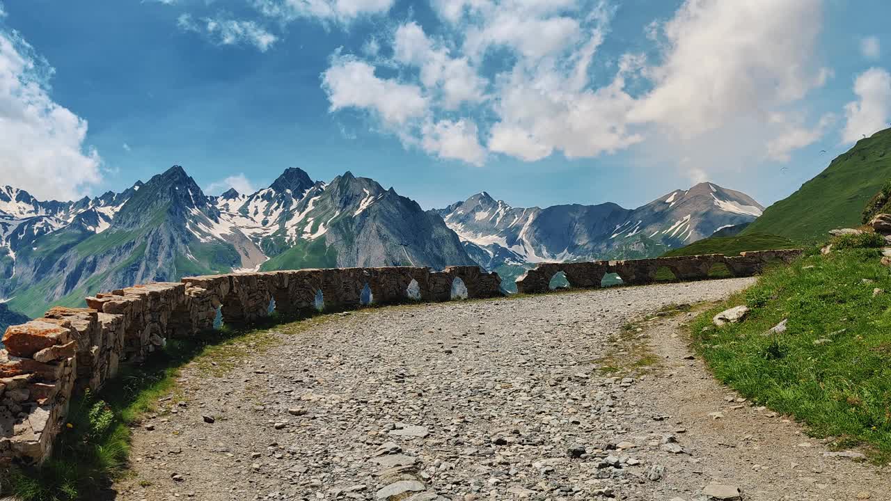 高山景观:令人叹为观止的山景与古老的石墙在前景，完美的户外爱好者视频下载