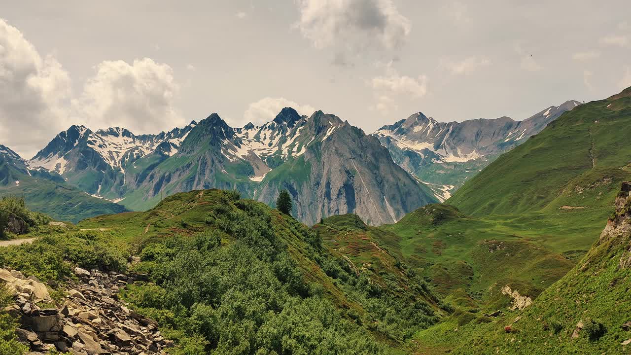 雄伟的高山风光，雪山和青翠的山坡视频素材