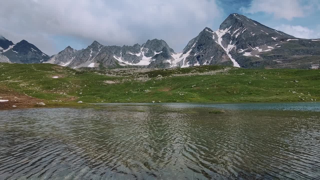 夏季，风景优美的高山湖映衬着雄伟的雪山视频素材