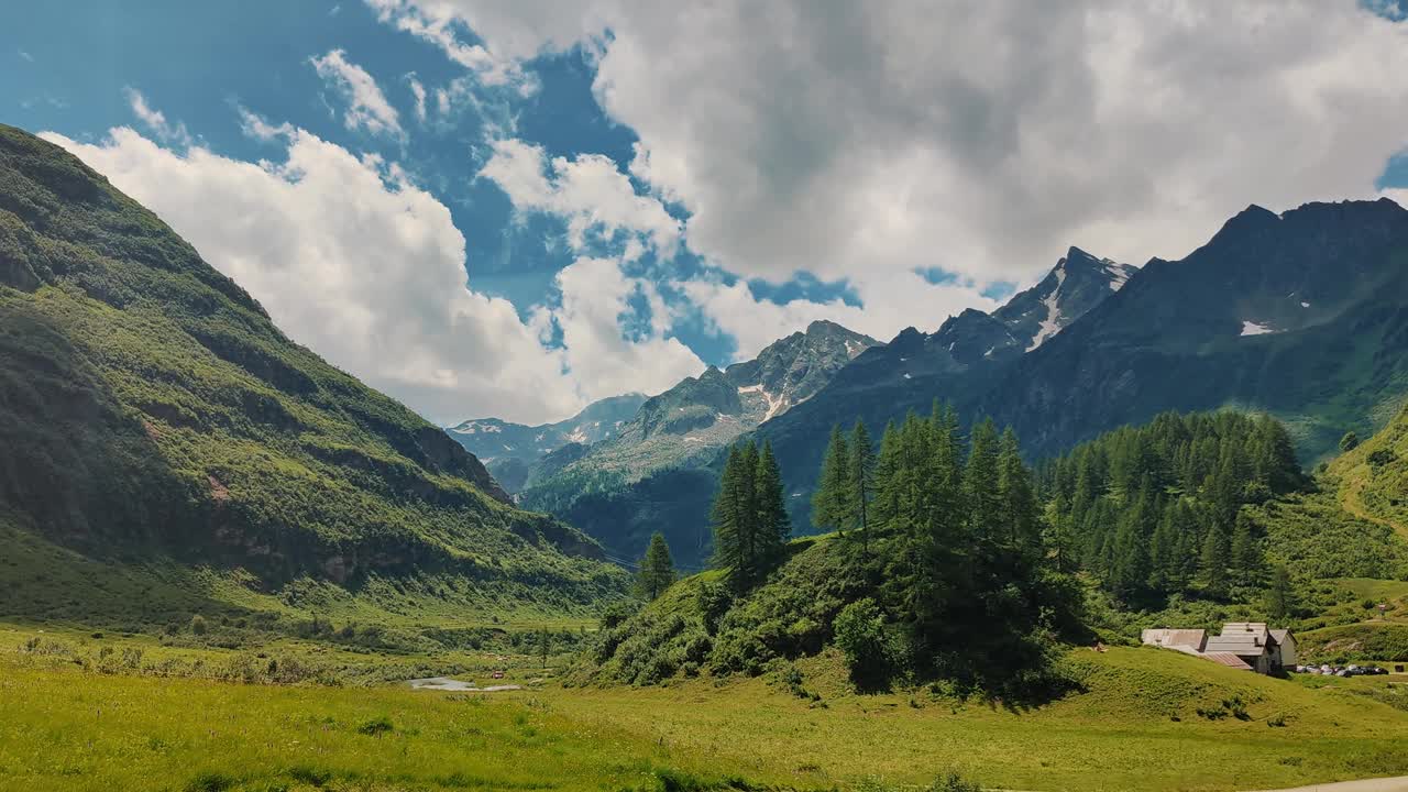 原始的高山山谷，郁郁葱葱的绿色草地和崎岖的山脉视频下载