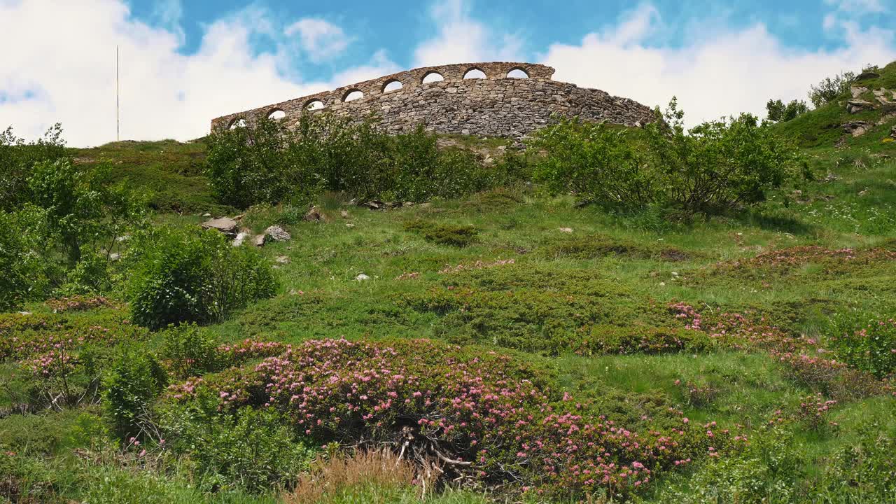 夏季风景如画的山坡上，由石头建造的古代军事防御工事视频素材