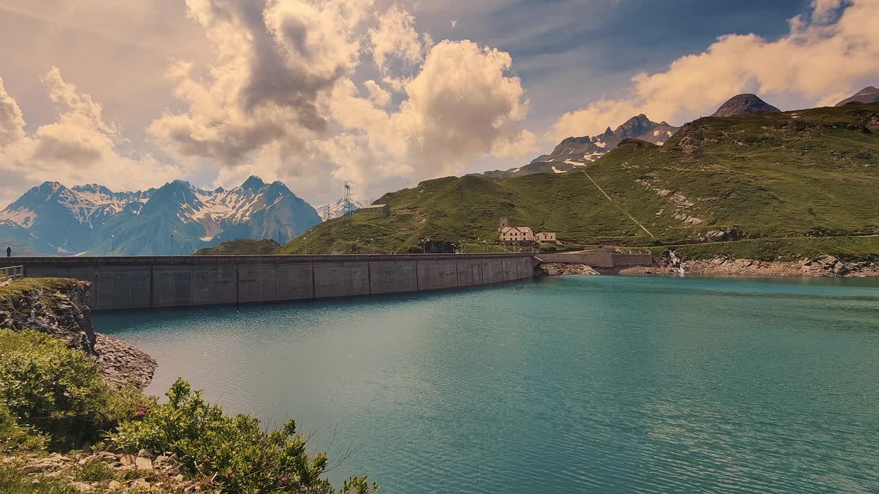 高山湖泊与水坝的看法和山区背景，完美的旅游和自然主题视频下载