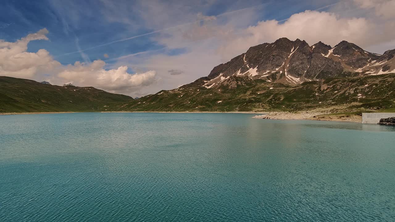 宁静的高山湖泊与雄伟的山脉背景在夏天视频下载