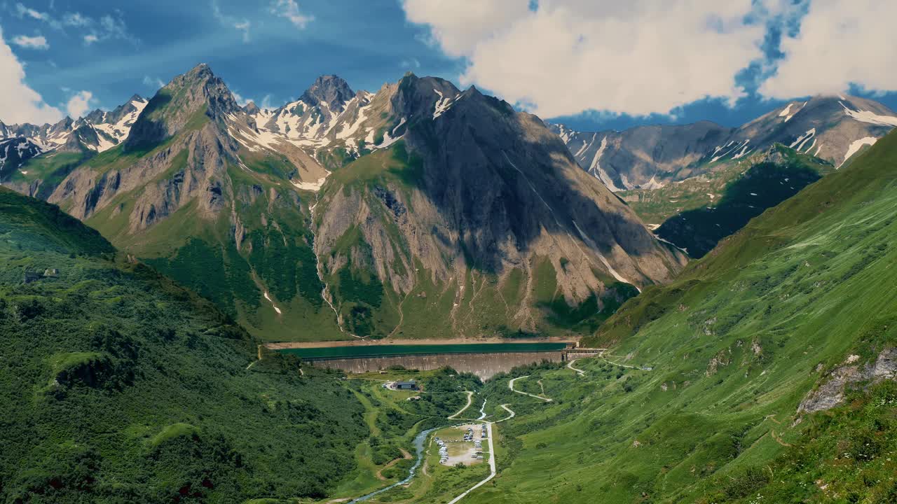 夏天的山景，郁郁葱葱的山谷和白雪皑皑的山峰视频素材