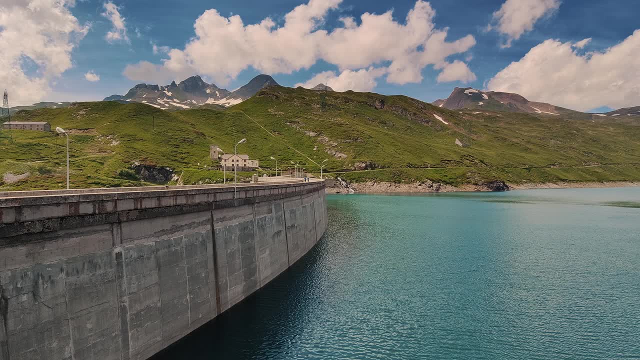 风景如画的夏季高山景观与大坝，绿松石湖，和郁郁葱葱的青山视频下载