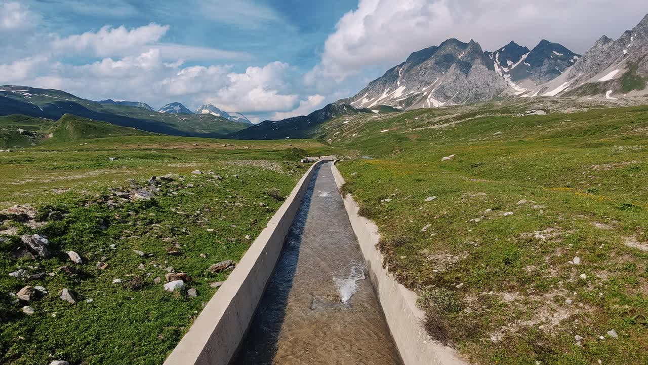 窄水道远山高山景观视频素材